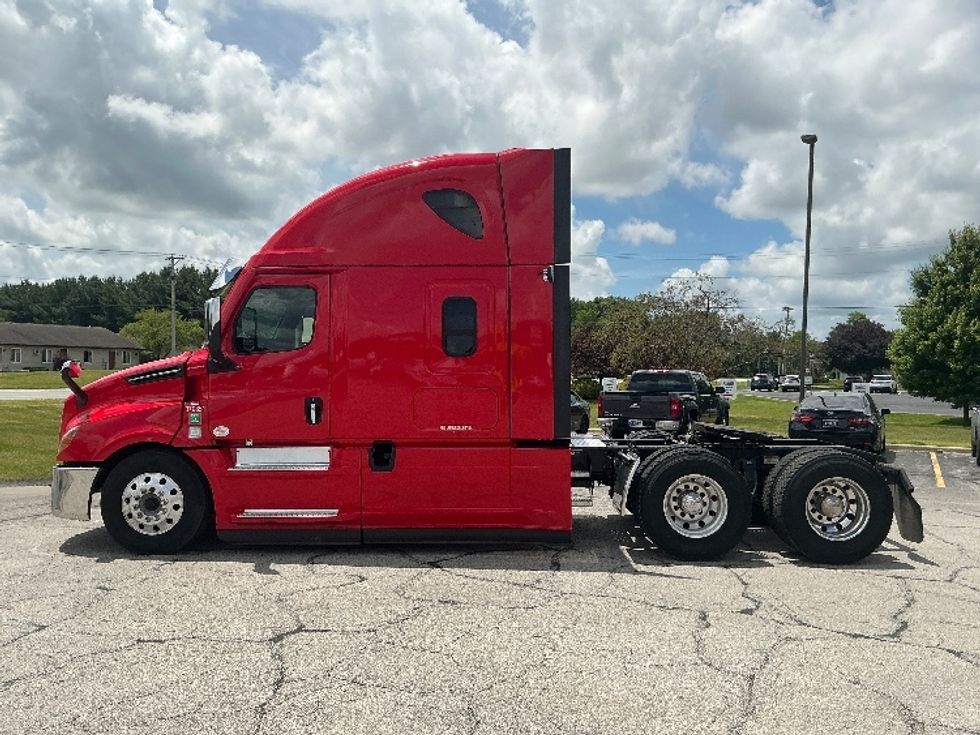 Sleeper Tractor-Heavy Duty Tractors-Freightliner-2021-T12664ST-Elkhart-IN-490,886\n\t\tmiles-$ 64,750 - Image 4