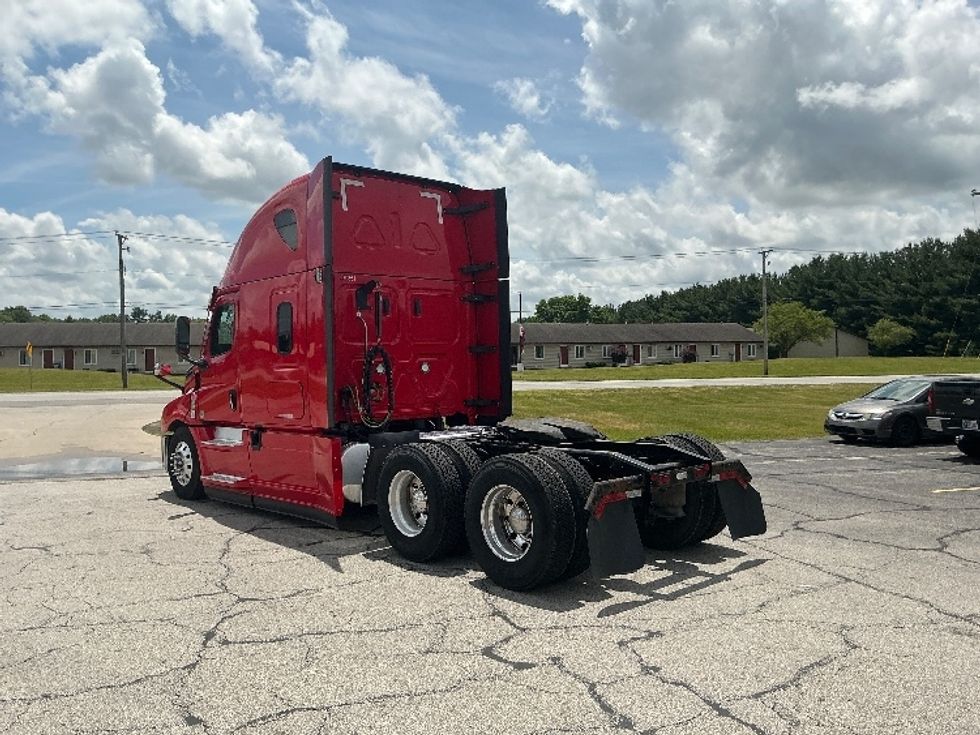 Sleeper Tractor-Heavy Duty Tractors-Freightliner-2021-T12664ST-Elkhart-IN-490,886\n\t\tmiles-$ 64,750 - Image 5