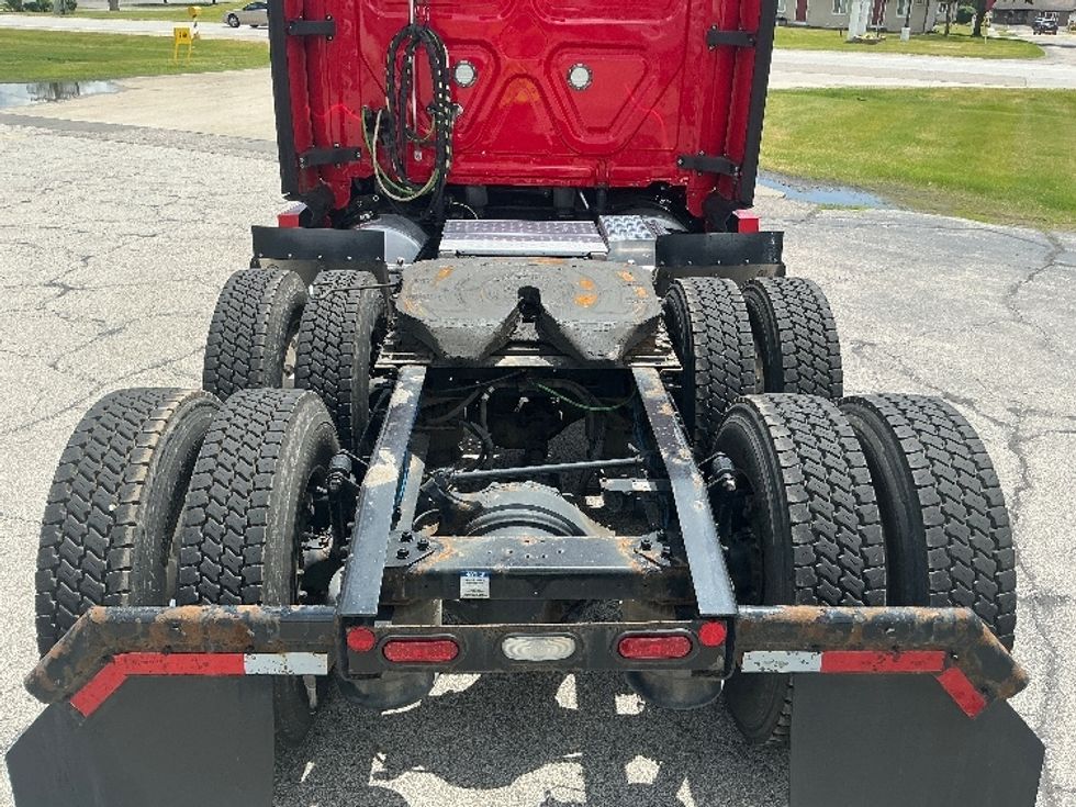 Sleeper Tractor-Heavy Duty Tractors-Freightliner-2021-T12664ST-Elkhart-IN-490,886\n\t\tmiles-$ 64,750 - Image 6