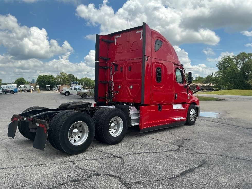 Sleeper Tractor-Heavy Duty Tractors-Freightliner-2021-T12664ST-Elkhart-IN-490,886\n\t\tmiles-$ 64,750 - Image 7