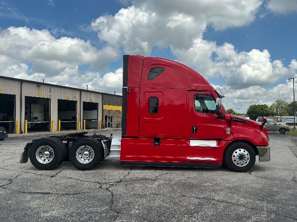 Sleeper Tractor-Heavy Duty Tractors-Freightliner-2021-T12664ST-Elkhart-IN-490,886\n\t\tmiles-$ 64,750 - Image 8