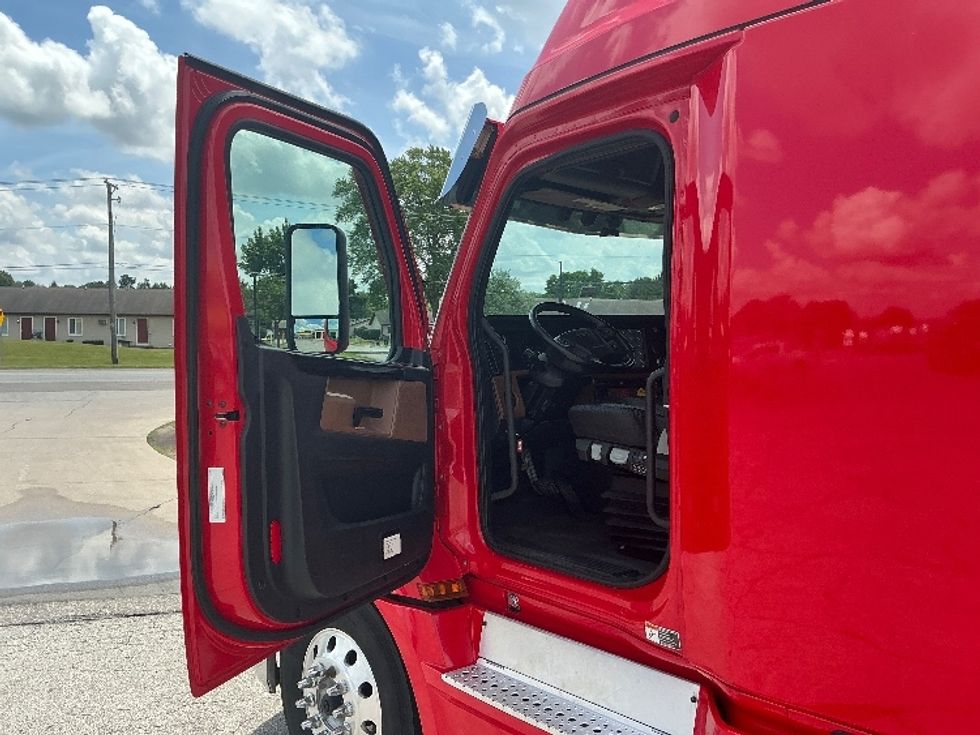 Sleeper Tractor-Heavy Duty Tractors-Freightliner-2021-T12664ST-Elkhart-IN-490,886\n\t\tmiles-$ 64,750 - Image 9