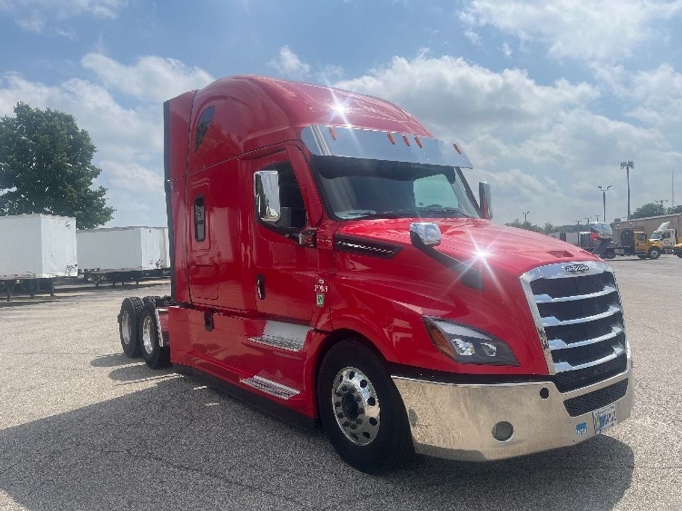 Sleeper Tractor-Heavy Duty Tractors-Freightliner-2021-T12664ST-Elkhart-IN-522,590\n\t\tmiles-$ 62,000 - Image 1