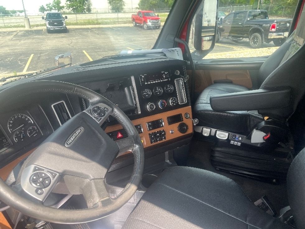 Sleeper Tractor-Heavy Duty Tractors-Freightliner-2021-T12664ST-Elkhart-IN-522,590\n\t\tmiles-$ 62,000 - Image 10