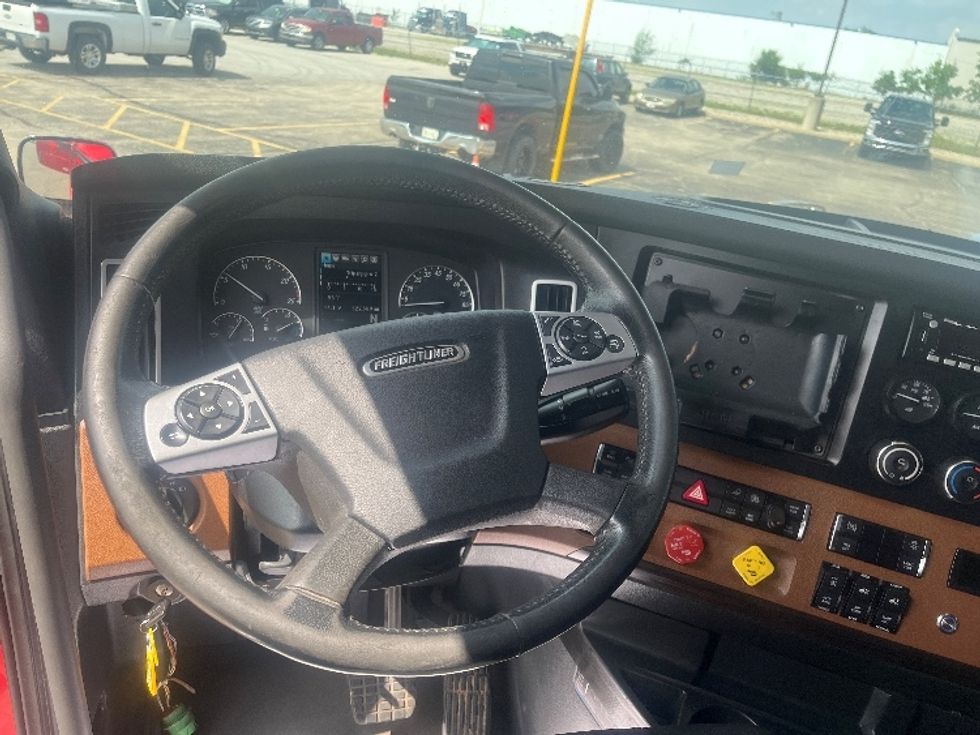 Sleeper Tractor-Heavy Duty Tractors-Freightliner-2021-T12664ST-Elkhart-IN-522,590\n\t\tmiles-$ 62,000 - Image 11