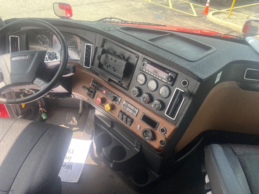 Sleeper Tractor-Heavy Duty Tractors-Freightliner-2021-T12664ST-Elkhart-IN-522,590\n\t\tmiles-$ 62,000 - Image 12