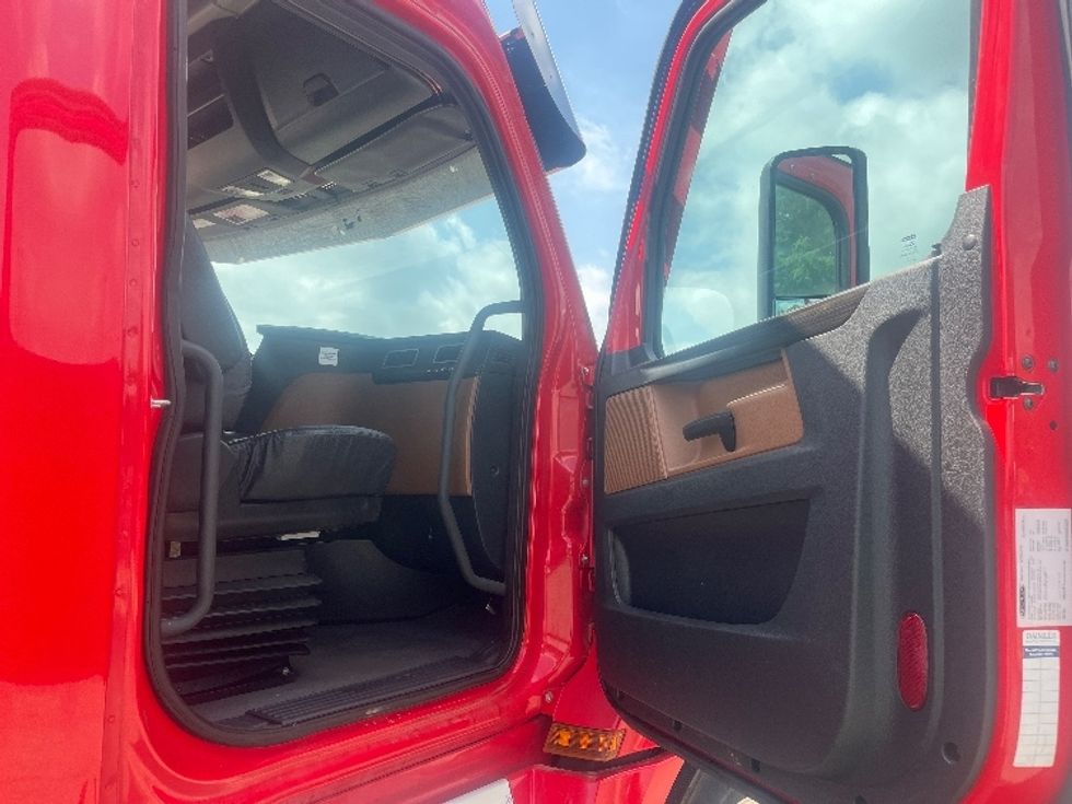 Sleeper Tractor-Heavy Duty Tractors-Freightliner-2021-T12664ST-Elkhart-IN-522,590\n\t\tmiles-$ 62,000 - Image 13