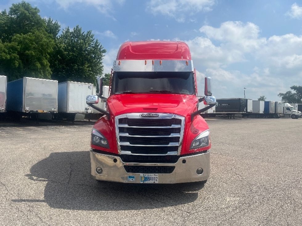 Sleeper Tractor-Heavy Duty Tractors-Freightliner-2021-T12664ST-Elkhart-IN-522,590\n\t\tmiles-$ 62,000 - Image 2