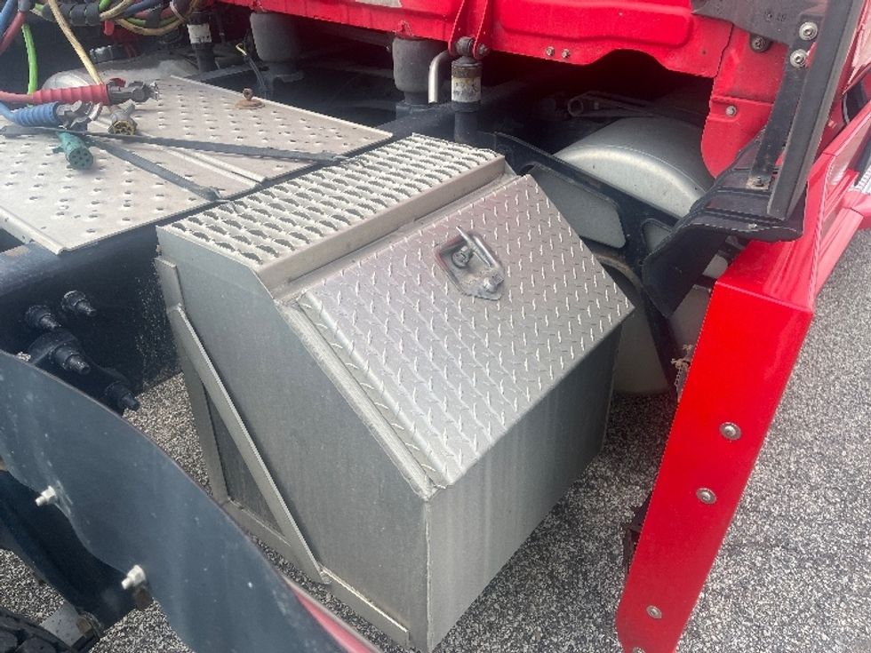 Sleeper Tractor-Heavy Duty Tractors-Freightliner-2021-T12664ST-Elkhart-IN-522,590\n\t\tmiles-$ 62,000 - Image 24