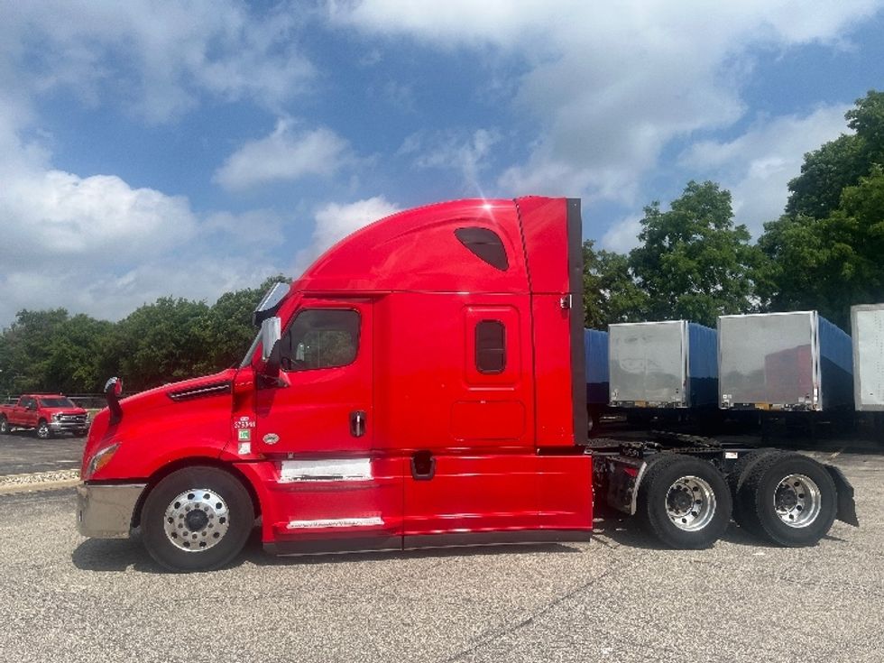 Sleeper Tractor-Heavy Duty Tractors-Freightliner-2021-T12664ST-Elkhart-IN-522,590\n\t\tmiles-$ 62,000 - Image 4