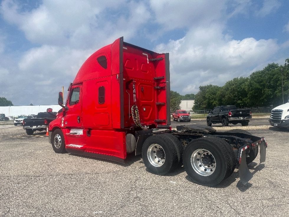 Sleeper Tractor-Heavy Duty Tractors-Freightliner-2021-T12664ST-Elkhart-IN-522,590\n\t\tmiles-$ 62,000 - Image 5