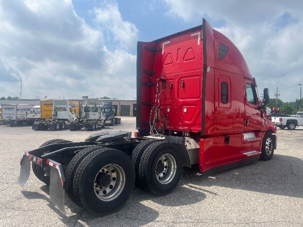 Sleeper Tractor-Heavy Duty Tractors-Freightliner-2021-T12664ST-Elkhart-IN-522,590\n\t\tmiles-$ 62,000 - Image 7