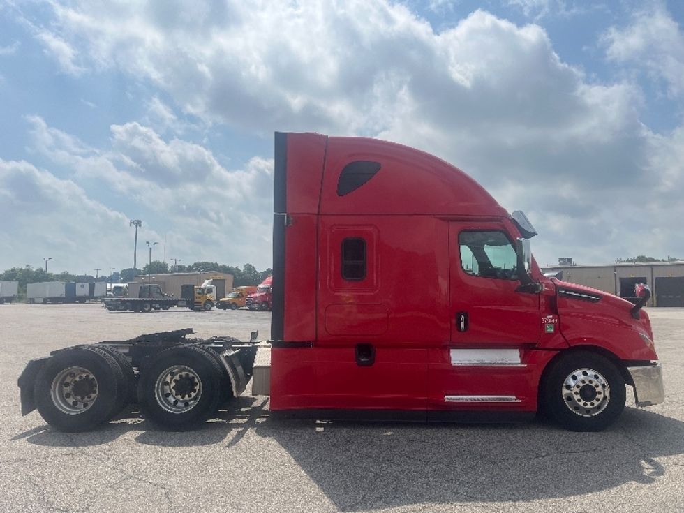 Sleeper Tractor-Heavy Duty Tractors-Freightliner-2021-T12664ST-Elkhart-IN-522,590\n\t\tmiles-$ 62,000 - Image 8