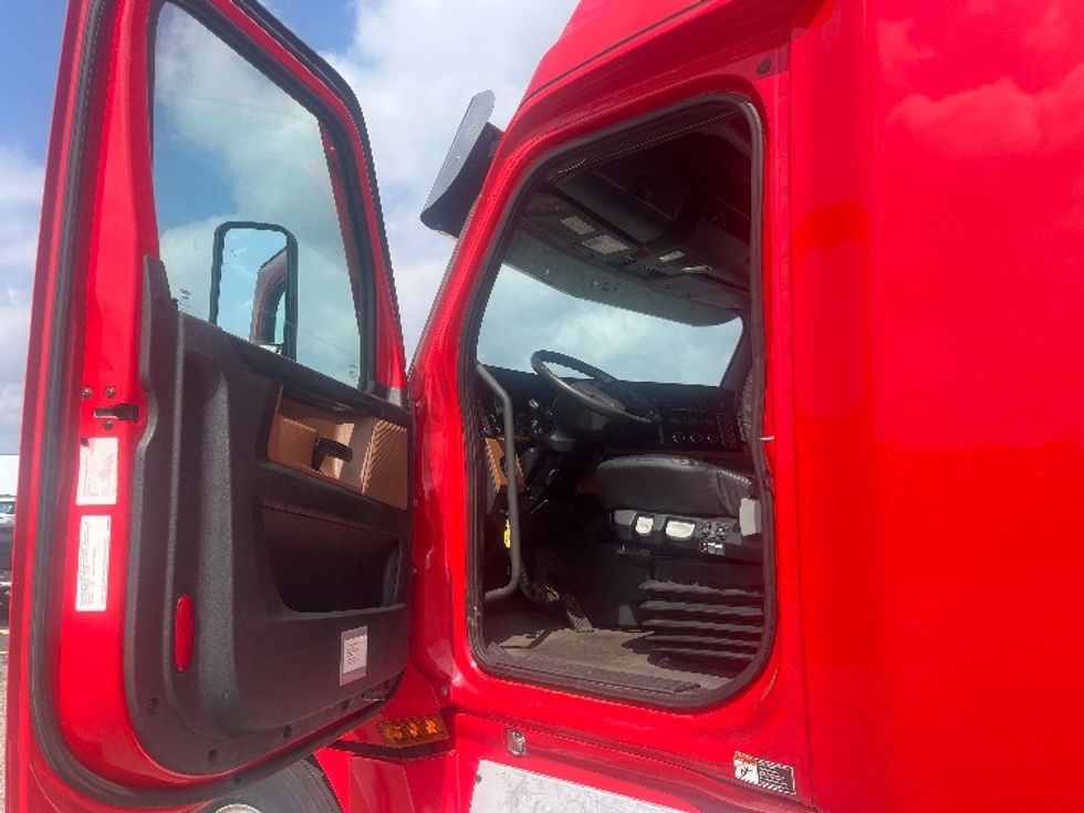 Sleeper Tractor-Heavy Duty Tractors-Freightliner-2021-T12664ST-Elkhart-IN-522,590\n\t\tmiles-$ 62,000 - Image 9