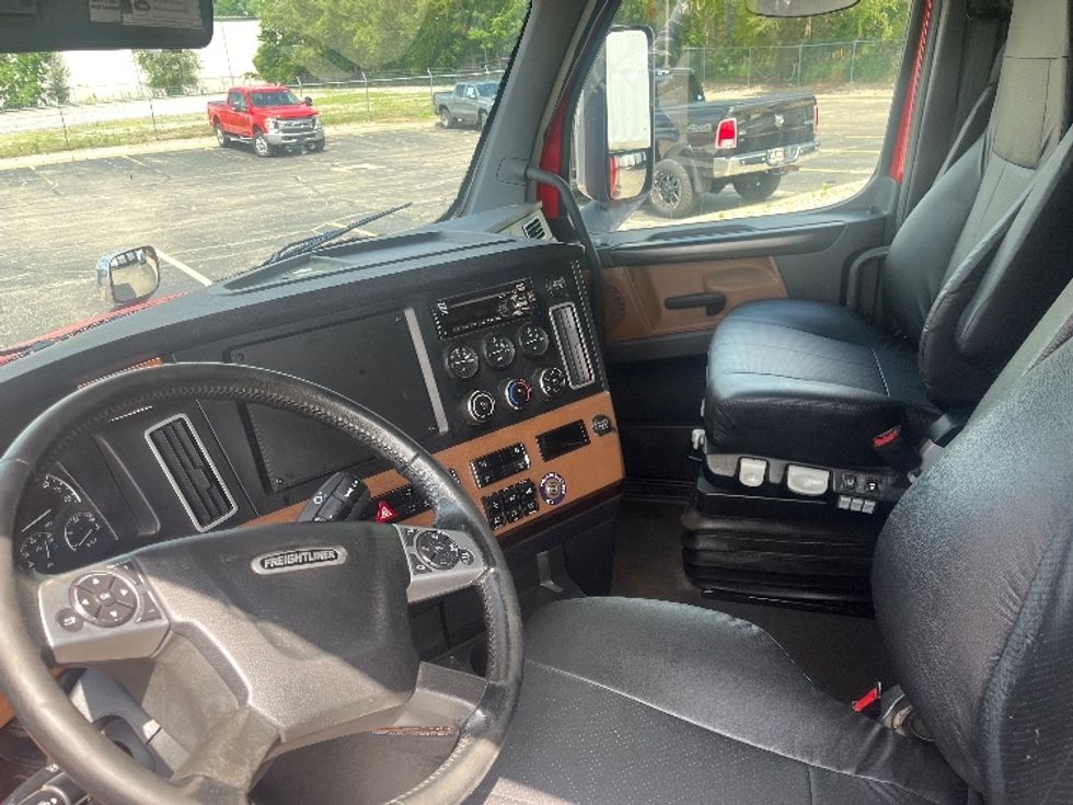 Sleeper Tractor-Heavy Duty Tractors-Freightliner-2021-T12664ST-Elkhart-IN-546,733\n\t\tmiles-$ 59,000 - Image 10