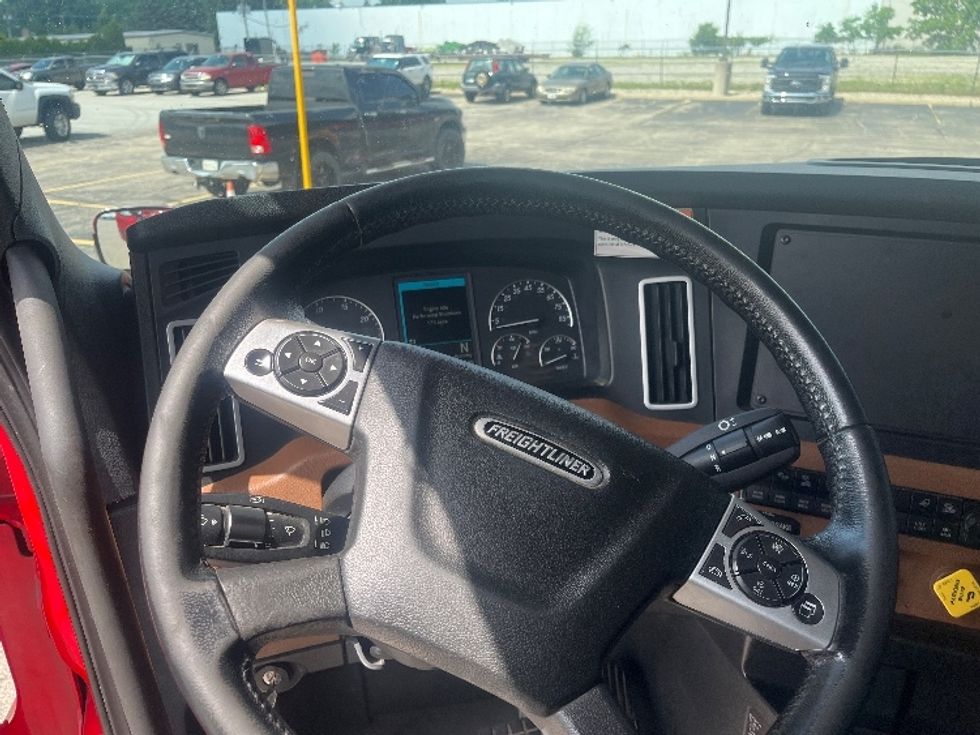 Sleeper Tractor-Heavy Duty Tractors-Freightliner-2021-T12664ST-Elkhart-IN-546,733\n\t\tmiles-$ 59,000 - Image 11
