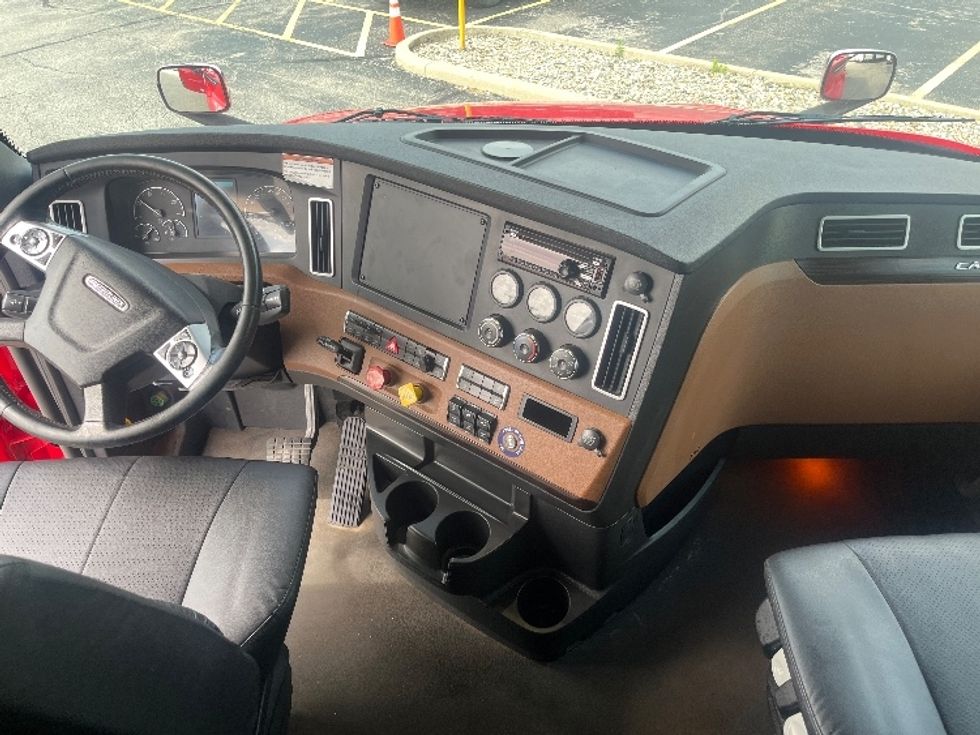 Sleeper Tractor-Heavy Duty Tractors-Freightliner-2021-T12664ST-Elkhart-IN-546,733\n\t\tmiles-$ 59,000 - Image 12