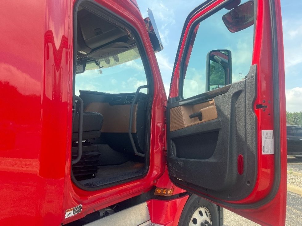 Sleeper Tractor-Heavy Duty Tractors-Freightliner-2021-T12664ST-Elkhart-IN-546,733\n\t\tmiles-$ 59,000 - Image 13