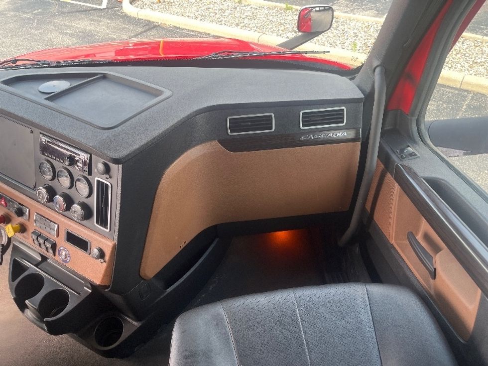 Sleeper Tractor-Heavy Duty Tractors-Freightliner-2021-T12664ST-Elkhart-IN-546,733\n\t\tmiles-$ 59,000 - Image 14