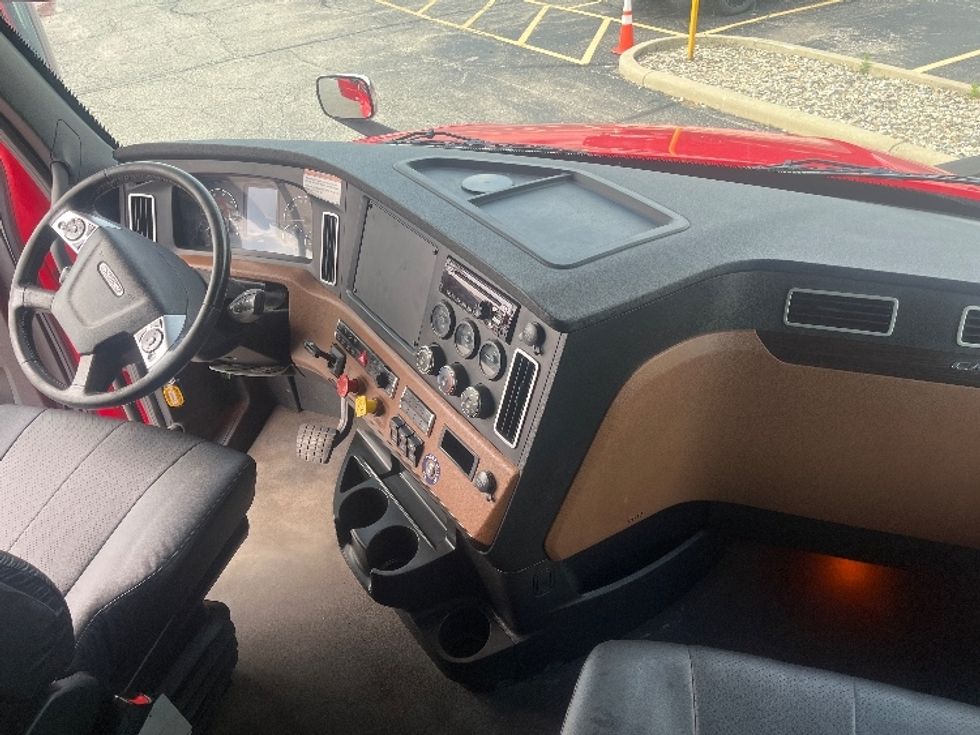 Sleeper Tractor-Heavy Duty Tractors-Freightliner-2021-T12664ST-Elkhart-IN-546,733\n\t\tmiles-$ 59,000 - Image 15