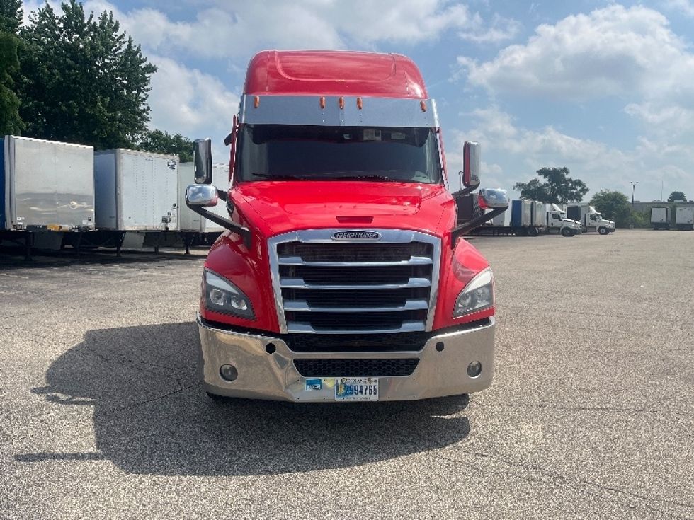 Sleeper Tractor-Heavy Duty Tractors-Freightliner-2021-T12664ST-Elkhart-IN-546,733\n\t\tmiles-$ 59,000 - Image 2