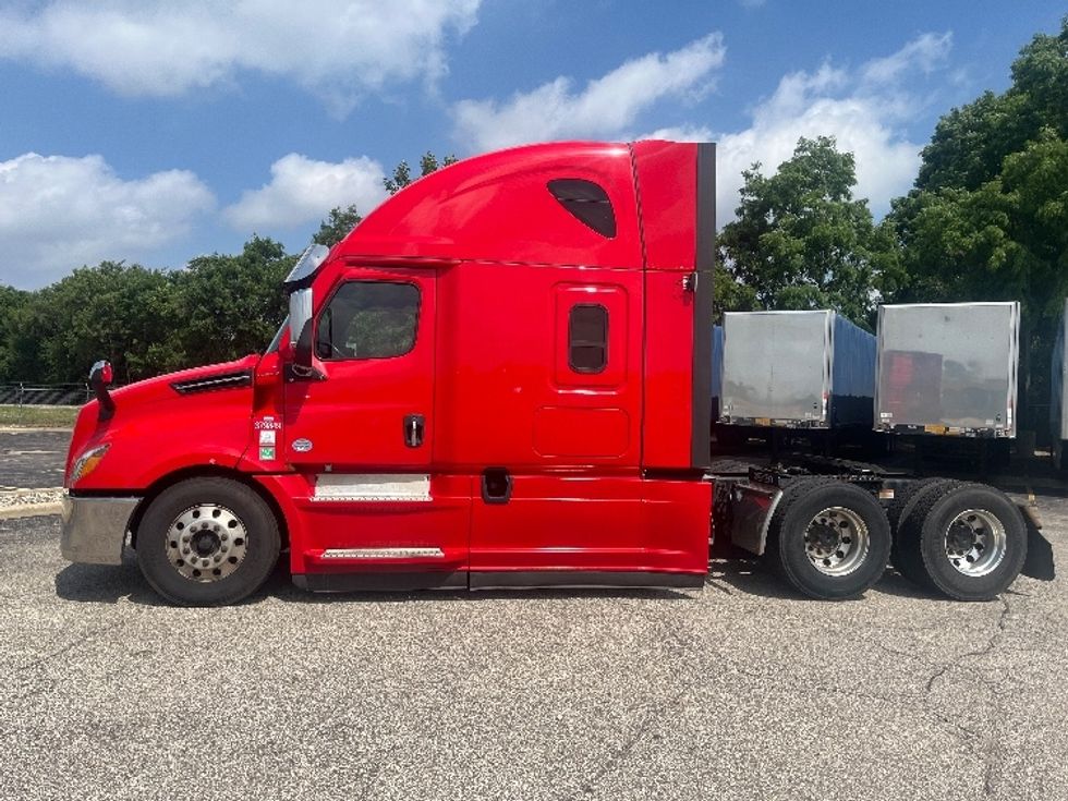 Sleeper Tractor-Heavy Duty Tractors-Freightliner-2021-T12664ST-Elkhart-IN-546,733\n\t\tmiles-$ 59,000 - Image 4