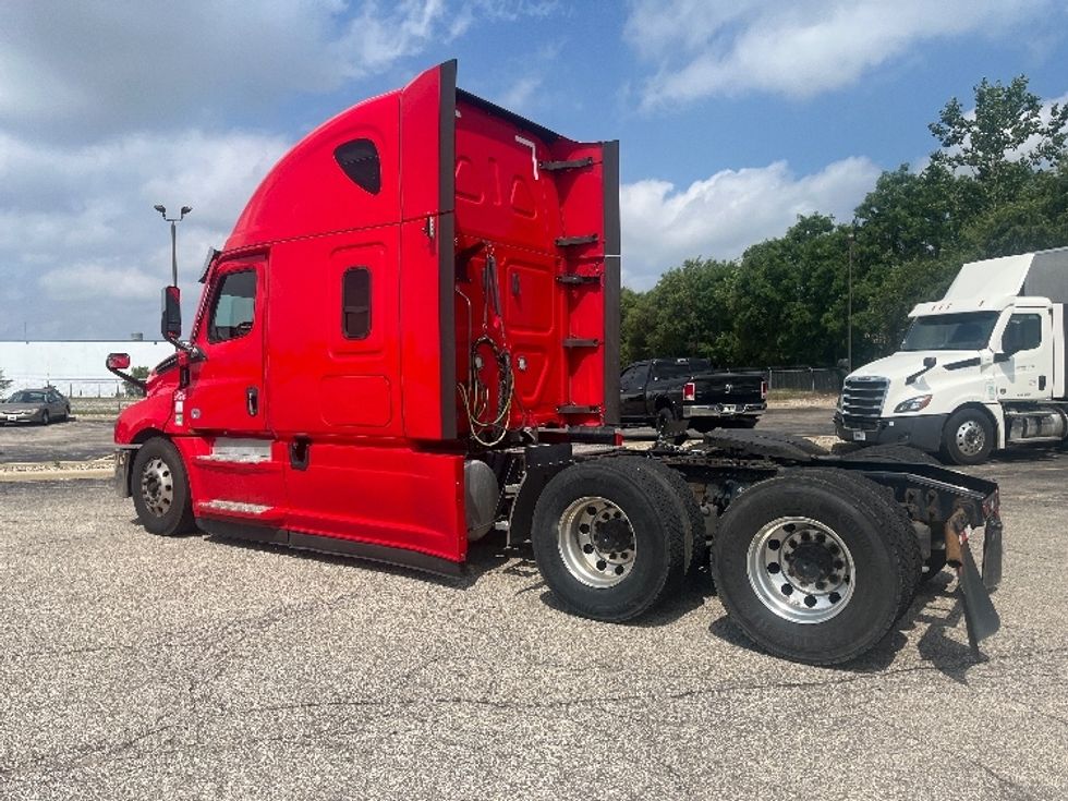 Sleeper Tractor-Heavy Duty Tractors-Freightliner-2021-T12664ST-Elkhart-IN-546,733\n\t\tmiles-$ 59,000 - Image 5