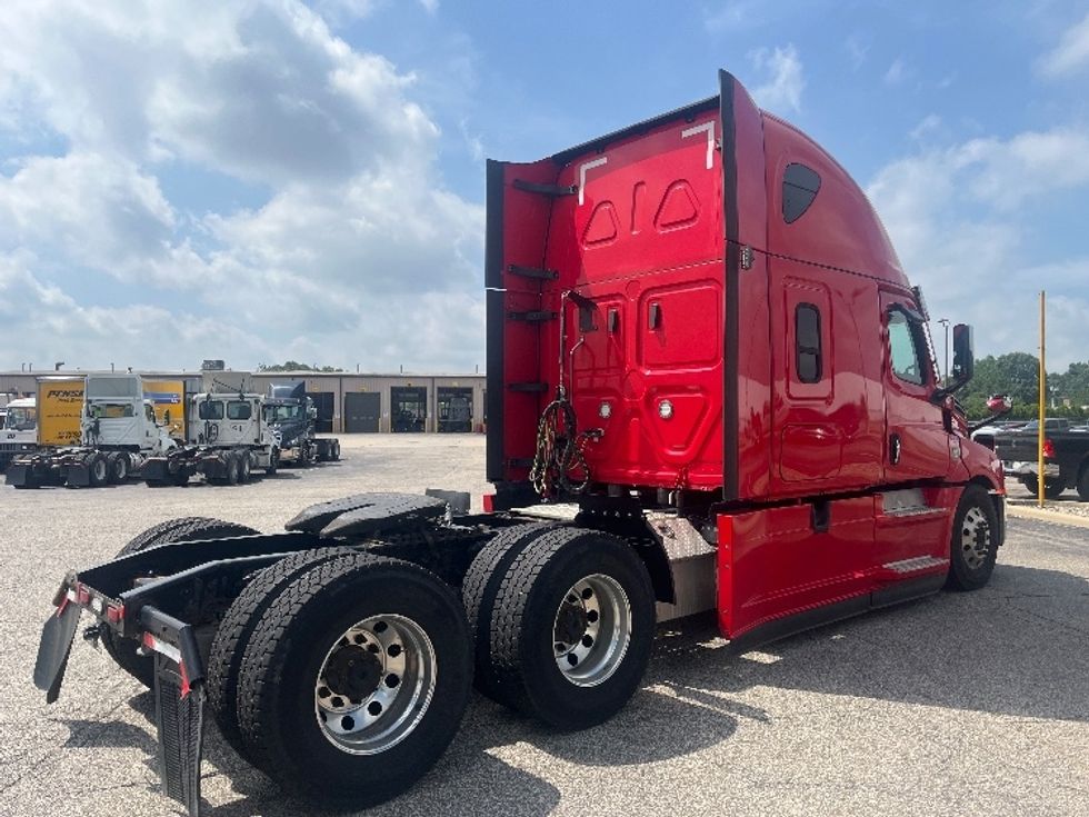 Sleeper Tractor-Heavy Duty Tractors-Freightliner-2021-T12664ST-Elkhart-IN-546,733\n\t\tmiles-$ 59,000 - Image 7