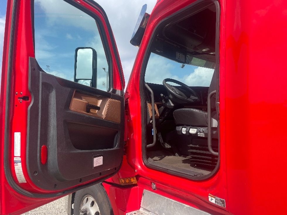 Sleeper Tractor-Heavy Duty Tractors-Freightliner-2021-T12664ST-Elkhart-IN-546,733\n\t\tmiles-$ 59,000 - Image 9