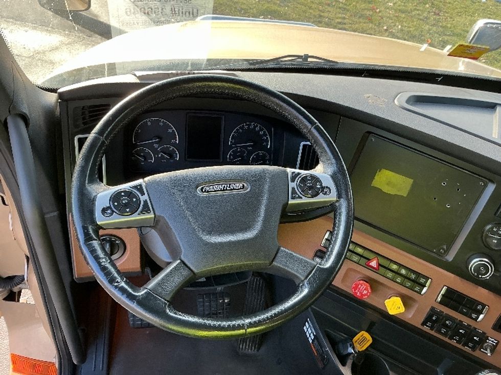 Sleeper Tractor-Heavy Duty Tractors-Freightliner-2021-T12664ST-Elkhart-IN-562,427\n\t\tmiles-$ 53,750 - Image 11