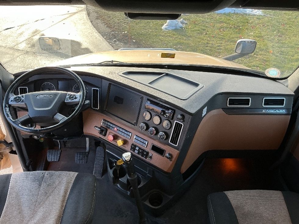 Sleeper Tractor-Heavy Duty Tractors-Freightliner-2021-T12664ST-Elkhart-IN-562,427\n\t\tmiles-$ 53,750 - Image 12