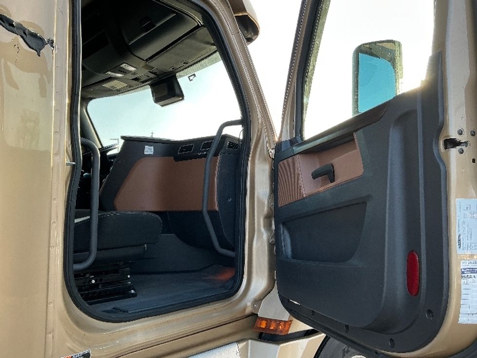 Sleeper Tractor-Heavy Duty Tractors-Freightliner-2021-T12664ST-Elkhart-IN-562,427\n\t\tmiles-$ 53,750 - Image 13