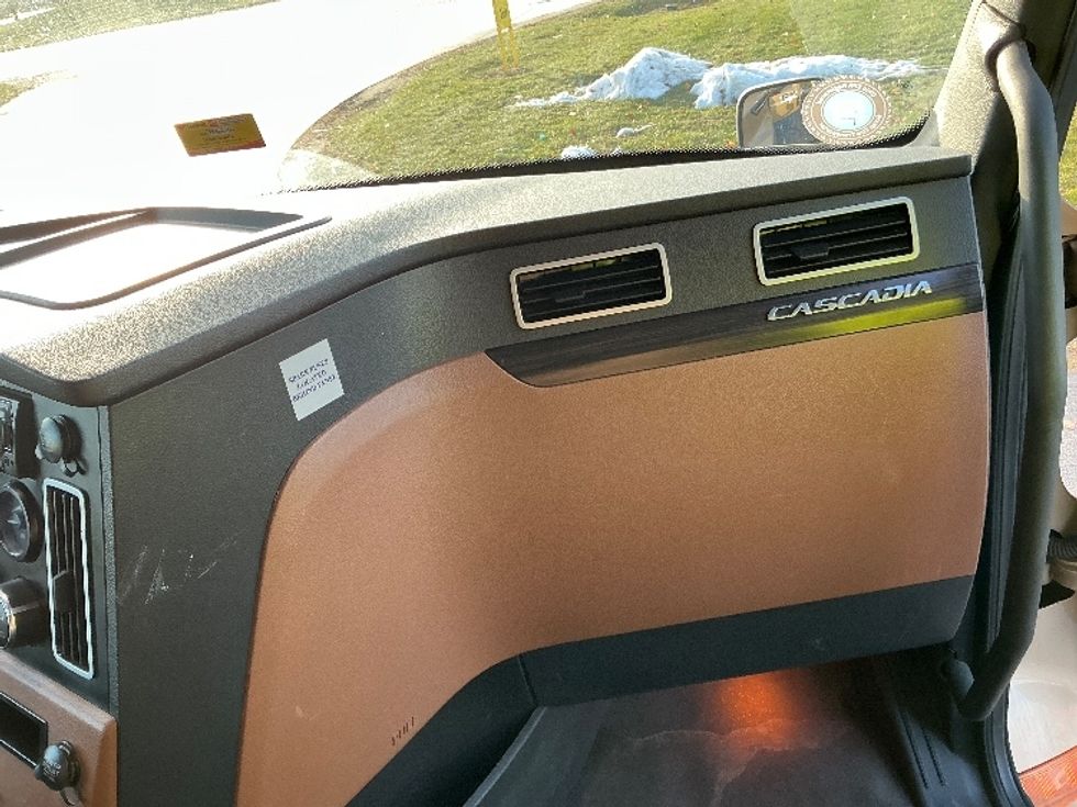 Sleeper Tractor-Heavy Duty Tractors-Freightliner-2021-T12664ST-Elkhart-IN-562,427\n\t\tmiles-$ 53,750 - Image 14