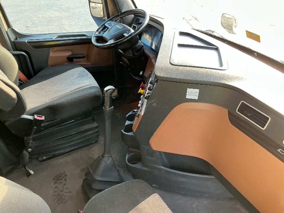 Sleeper Tractor-Heavy Duty Tractors-Freightliner-2021-T12664ST-Elkhart-IN-562,427\n\t\tmiles-$ 53,750 - Image 15