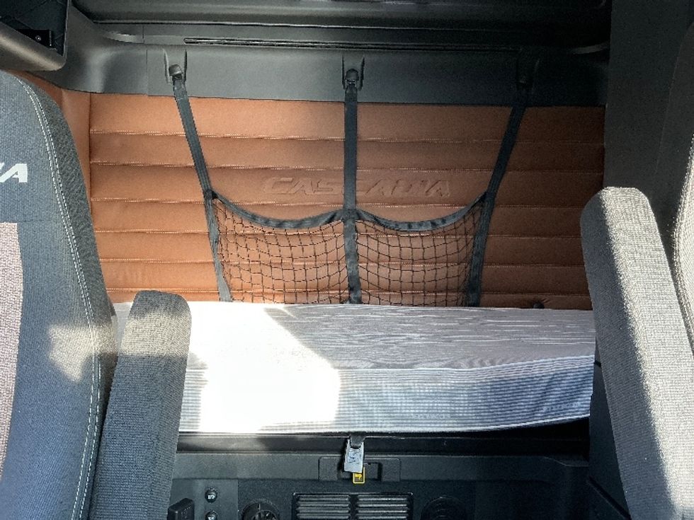 Sleeper Tractor-Heavy Duty Tractors-Freightliner-2021-T12664ST-Elkhart-IN-562,427\n\t\tmiles-$ 53,750 - Image 16