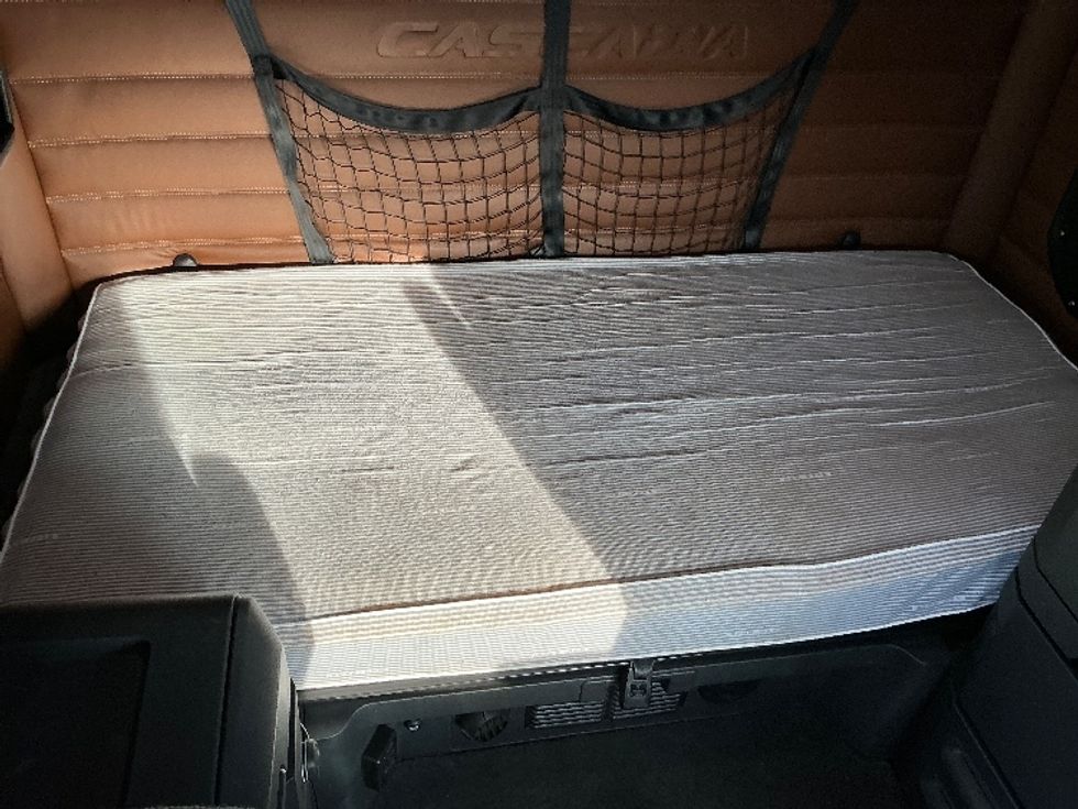 Sleeper Tractor-Heavy Duty Tractors-Freightliner-2021-T12664ST-Elkhart-IN-562,427\n\t\tmiles-$ 53,750 - Image 17