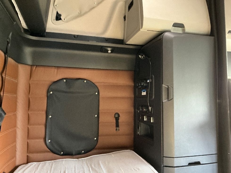 Sleeper Tractor-Heavy Duty Tractors-Freightliner-2021-T12664ST-Elkhart-IN-562,427\n\t\tmiles-$ 53,750 - Image 18