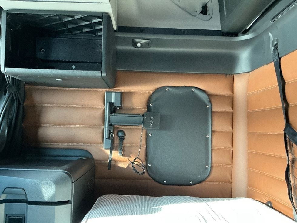 Sleeper Tractor-Heavy Duty Tractors-Freightliner-2021-T12664ST-Elkhart-IN-562,427\n\t\tmiles-$ 53,750 - Image 19