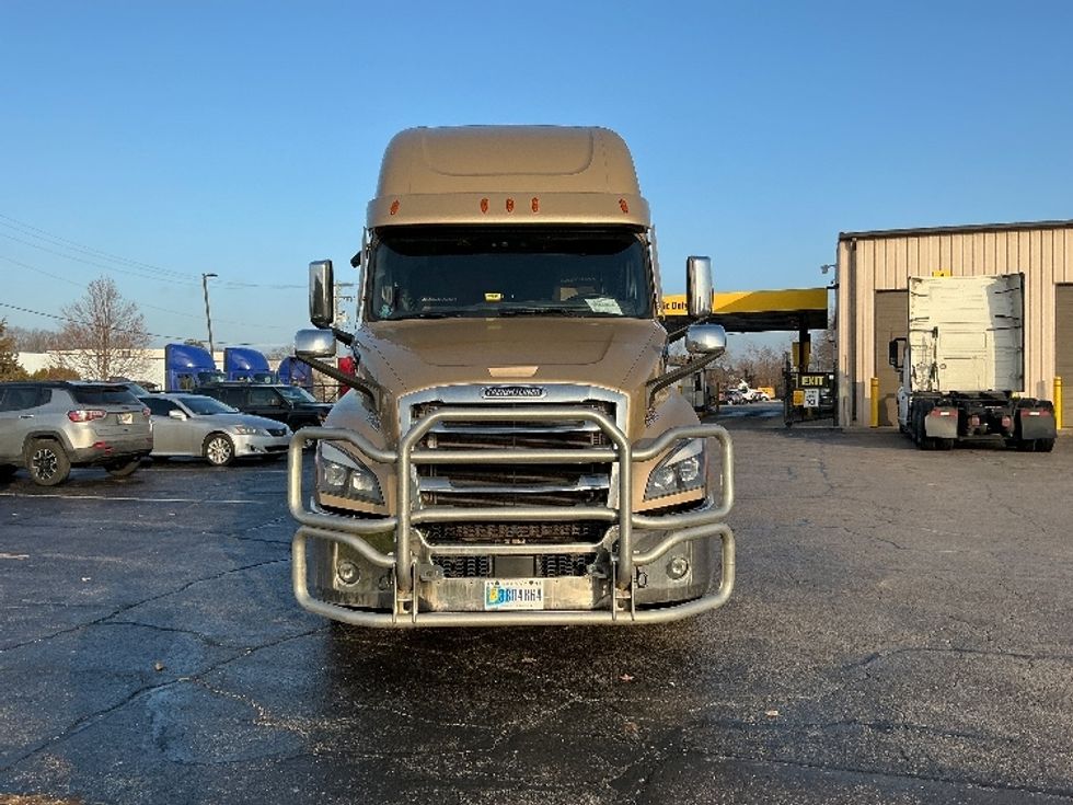 Sleeper Tractor-Heavy Duty Tractors-Freightliner-2021-T12664ST-Elkhart-IN-562,427\n\t\tmiles-$ 53,750 - Image 2