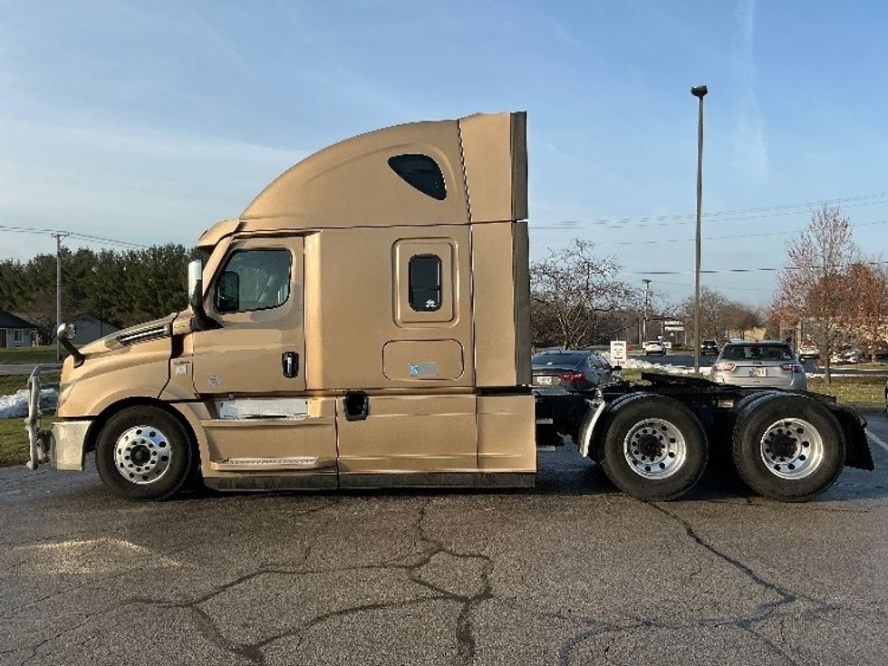 Sleeper Tractor-Heavy Duty Tractors-Freightliner-2021-T12664ST-Elkhart-IN-562,427\n\t\tmiles-$ 53,750 - Image 4