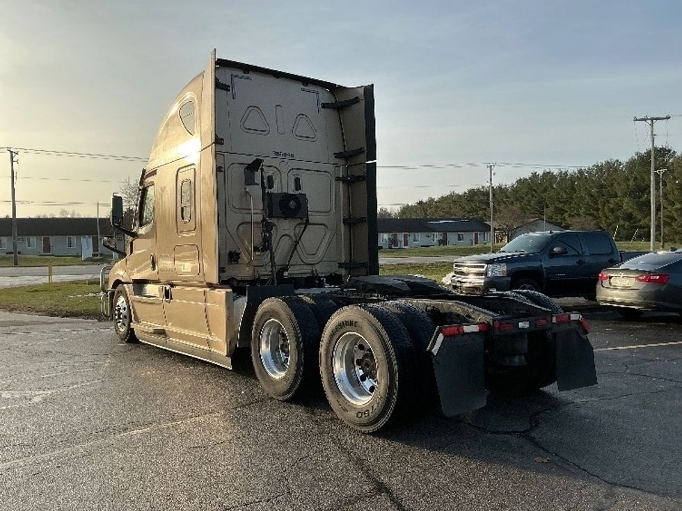 Sleeper Tractor-Heavy Duty Tractors-Freightliner-2021-T12664ST-Elkhart-IN-562,427\n\t\tmiles-$ 53,750 - Image 5