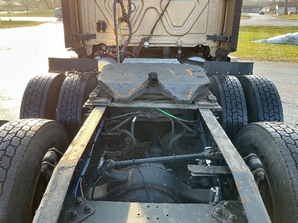 Sleeper Tractor-Heavy Duty Tractors-Freightliner-2021-T12664ST-Elkhart-IN-562,427\n\t\tmiles-$ 53,750 - Image 6