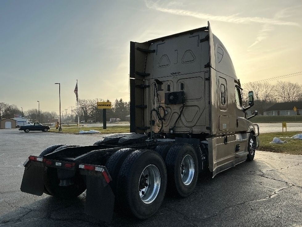 Sleeper Tractor-Heavy Duty Tractors-Freightliner-2021-T12664ST-Elkhart-IN-562,427\n\t\tmiles-$ 53,750 - Image 7