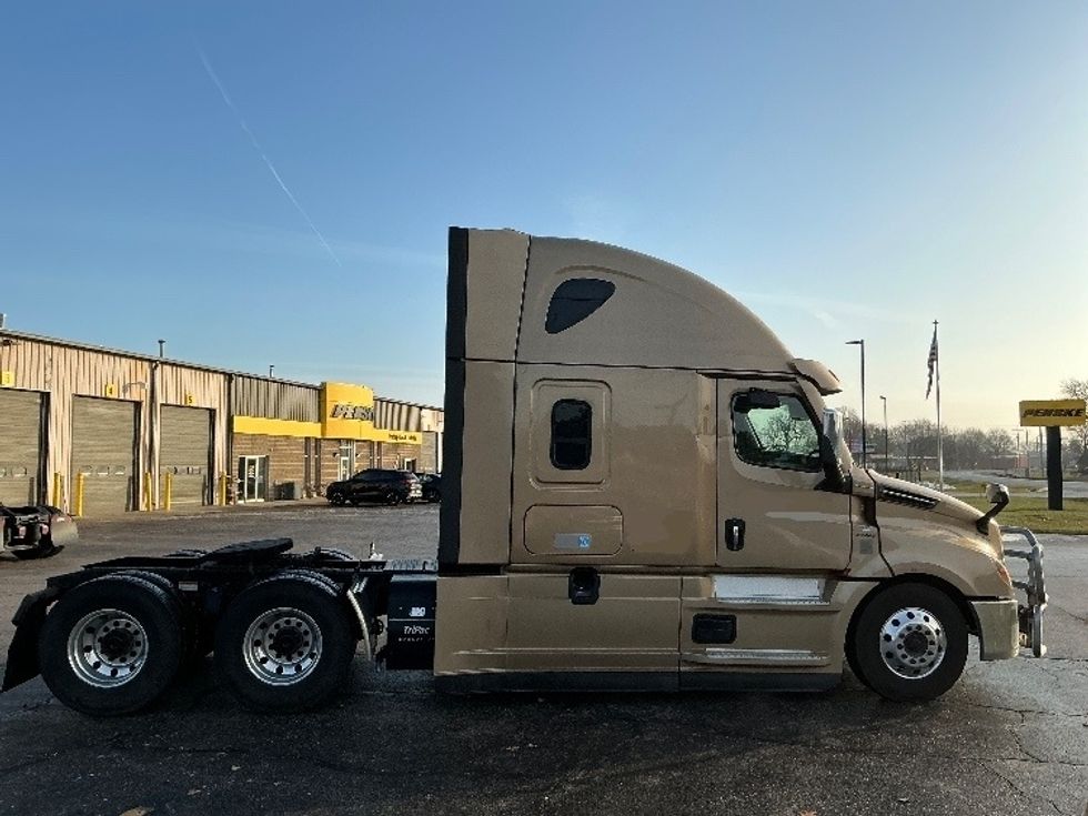 Sleeper Tractor-Heavy Duty Tractors-Freightliner-2021-T12664ST-Elkhart-IN-562,427\n\t\tmiles-$ 53,750 - Image 8