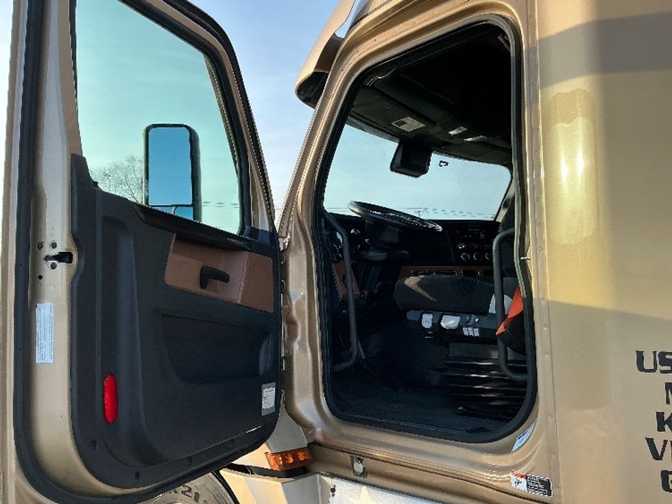 Sleeper Tractor-Heavy Duty Tractors-Freightliner-2021-T12664ST-Elkhart-IN-562,427\n\t\tmiles-$ 53,750 - Image 9