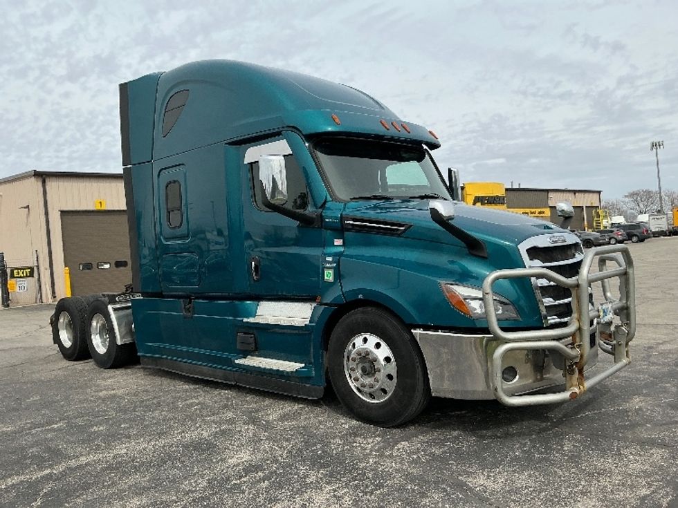 Sleeper Tractor-Heavy Duty Tractors-Freightliner-2021-T12664ST-Elkhart-IN-581,895\n\t\tmiles-$ 50,000 - Image 1