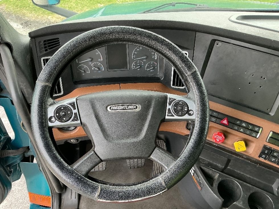 Sleeper Tractor-Heavy Duty Tractors-Freightliner-2021-T12664ST-Elkhart-IN-581,895\n\t\tmiles-$ 50,000 - Image 11
