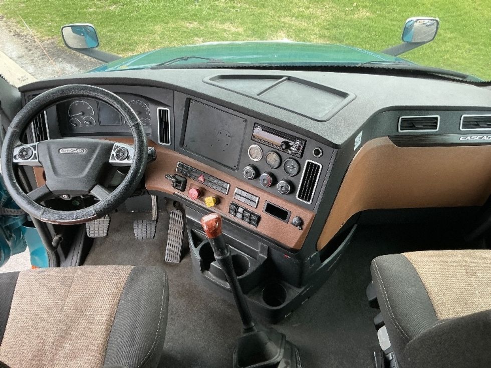 Sleeper Tractor-Heavy Duty Tractors-Freightliner-2021-T12664ST-Elkhart-IN-581,895\n\t\tmiles-$ 50,000 - Image 12