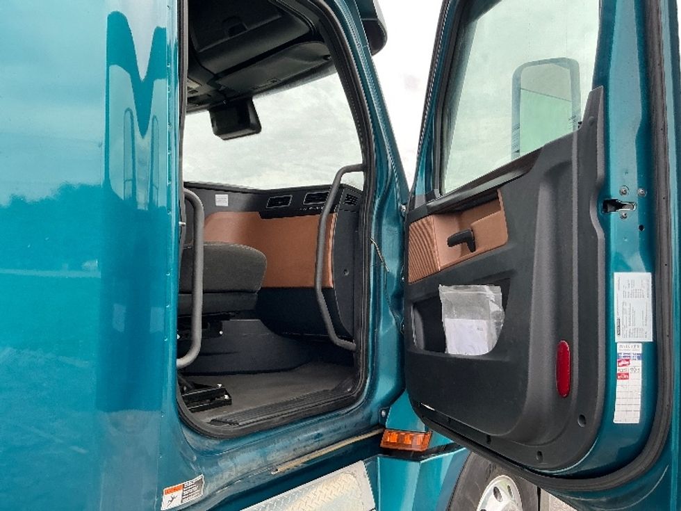 Sleeper Tractor-Heavy Duty Tractors-Freightliner-2021-T12664ST-Elkhart-IN-581,895\n\t\tmiles-$ 50,000 - Image 13