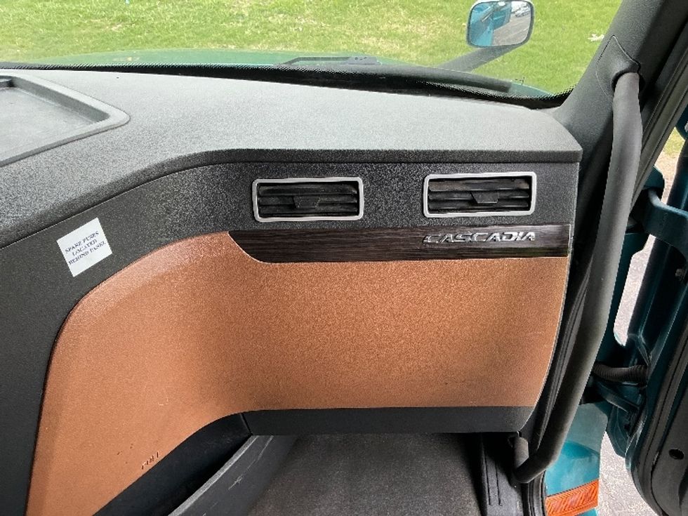 Sleeper Tractor-Heavy Duty Tractors-Freightliner-2021-T12664ST-Elkhart-IN-581,895\n\t\tmiles-$ 50,000 - Image 14